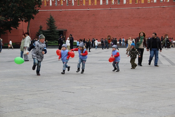 Да, я знала, что очень многих людей привлекают тройняшки. И особенно тех, у кого есть  много времени для разговора. И раньше меня очень волновало то, что я не могла выйти куда-нибудь без расспросов о моих детях. Сейчас я не против ответить на вопросы людей, если они не сильно прилипчивы